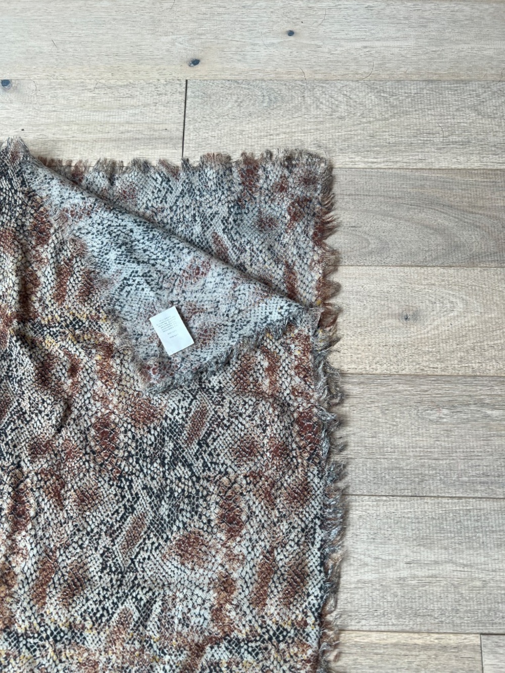 Aritzia/Auxillary 100% Wool Lightweight Blanket Scarf Snakeskin Print 62"x52" - Picture 8 of 9